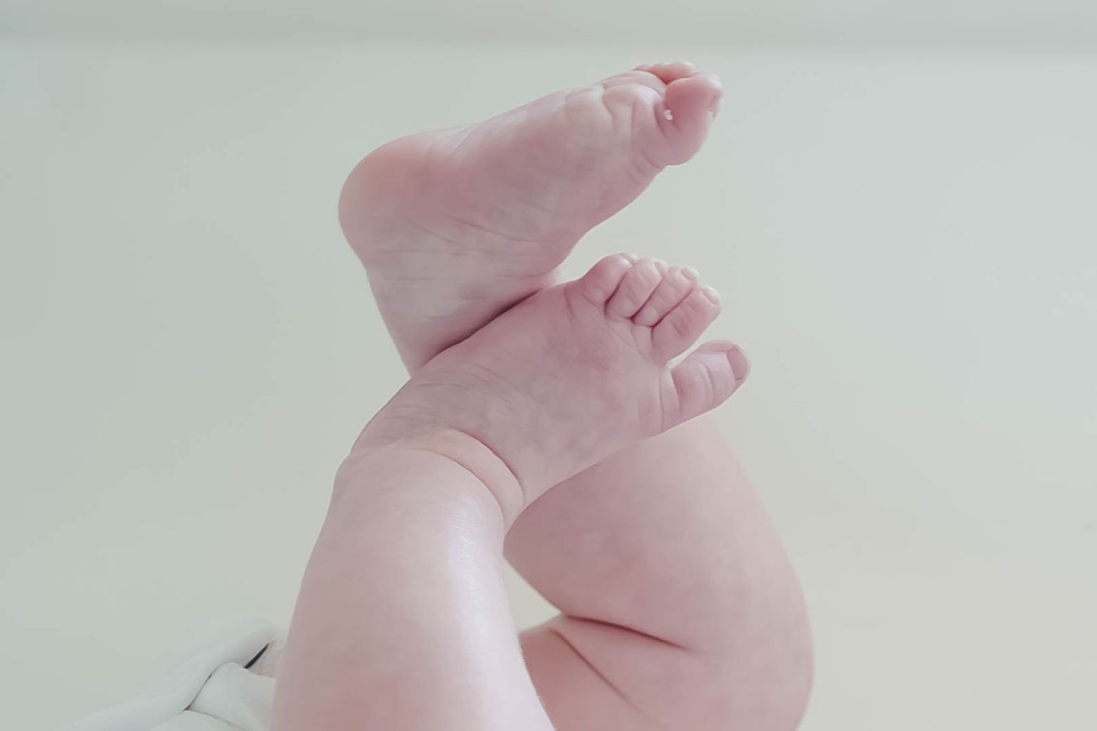 huggies_wipes_bonding_feet