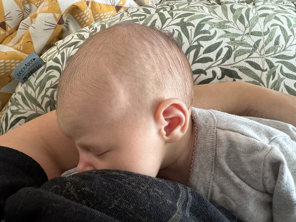 breastfeeding with the la maman wedge