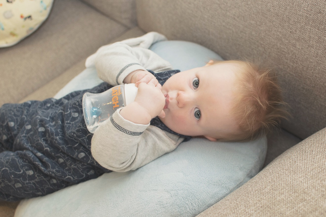 baby_drinking_water_nursing_pillow