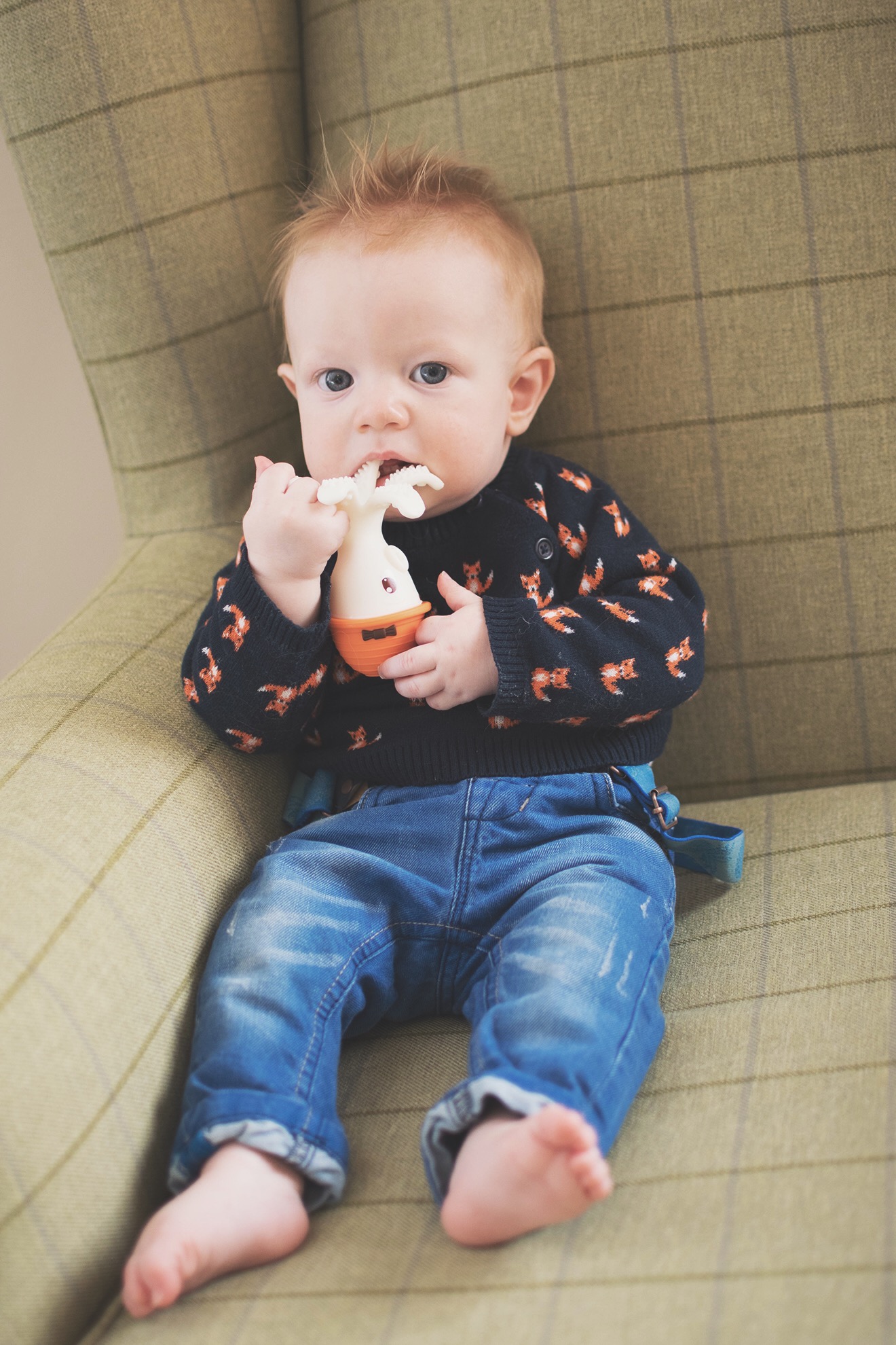 cute_teething_baby_sitting_chewing_mombella_02